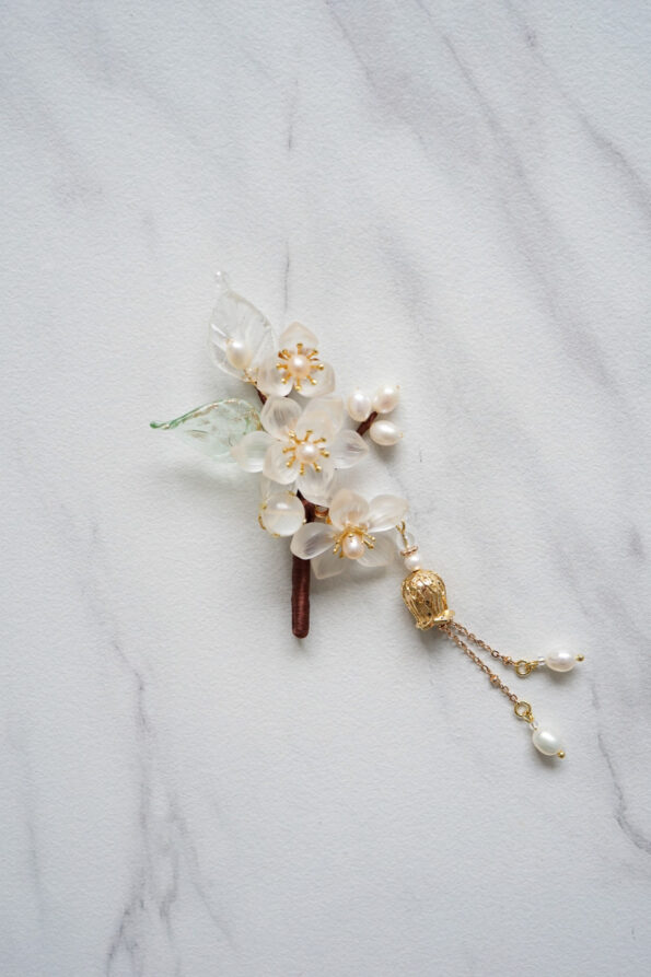 FLR-202000011-CG-Anemone-Brooch-Gold-White