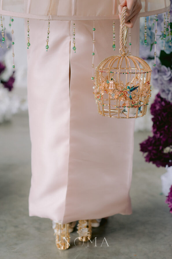 CHN-202200040-Decorated-Nightingale-Birdcage-Clutch-Gold-1