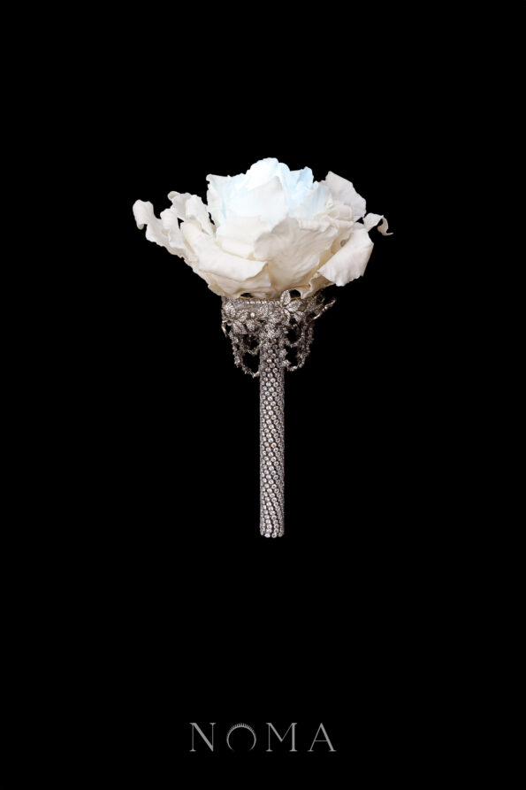 FLR-202400035-CC-Peony-Bloom-Paved-Twigs-Bouquet-White-Gold-White-1