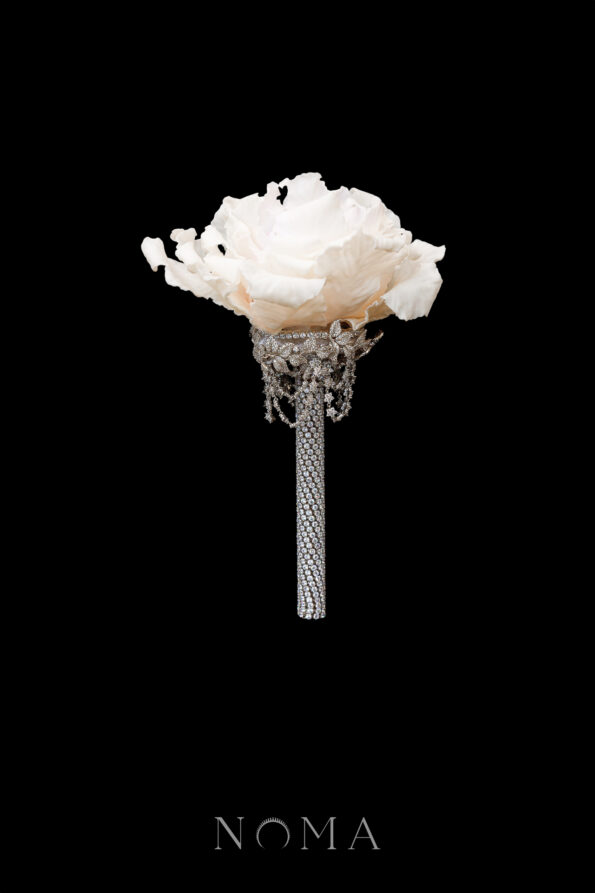 FLR-202400035-CC-Peony-Bloom-Paved-Twigs-Bouquet-White-Gold-White-2